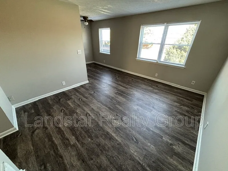 2 bed, 1.0 bath, $895 — Photo 2