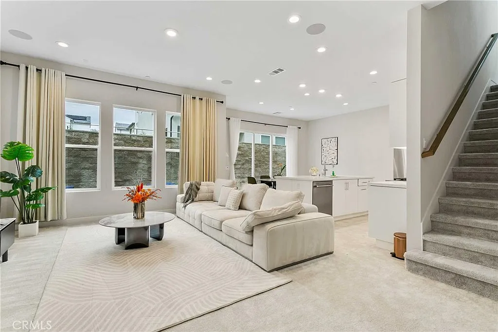 5 bed, 2799 sqft, $7,800 — Photo 2