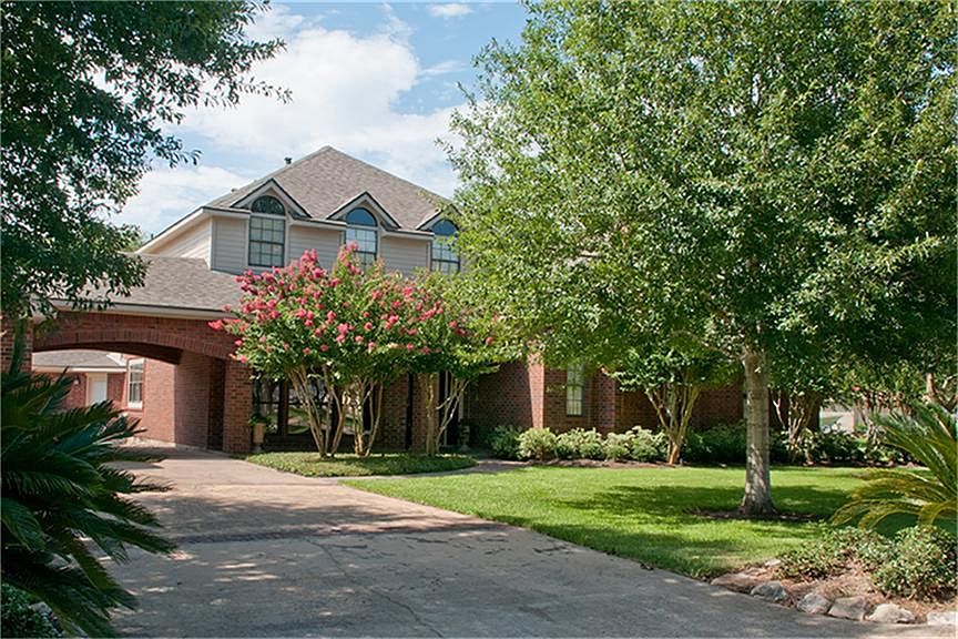1st image of 218 W Larkspur Dr