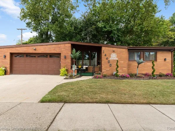 14400 Oak Park Blvd, Oak Park, MI 48237