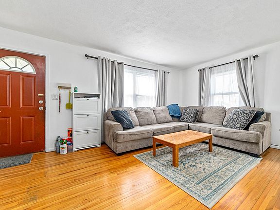 5th image of 1859 Hoyt Ave E
