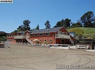 5745 Redwood Rd, Oakland, CA 94619