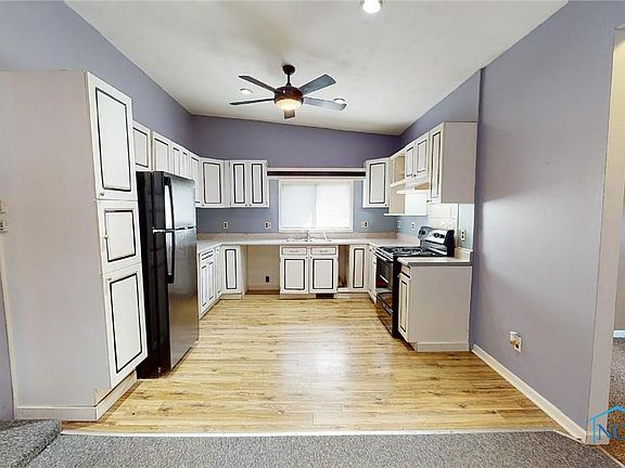 4th image of 136 Schonhardt St