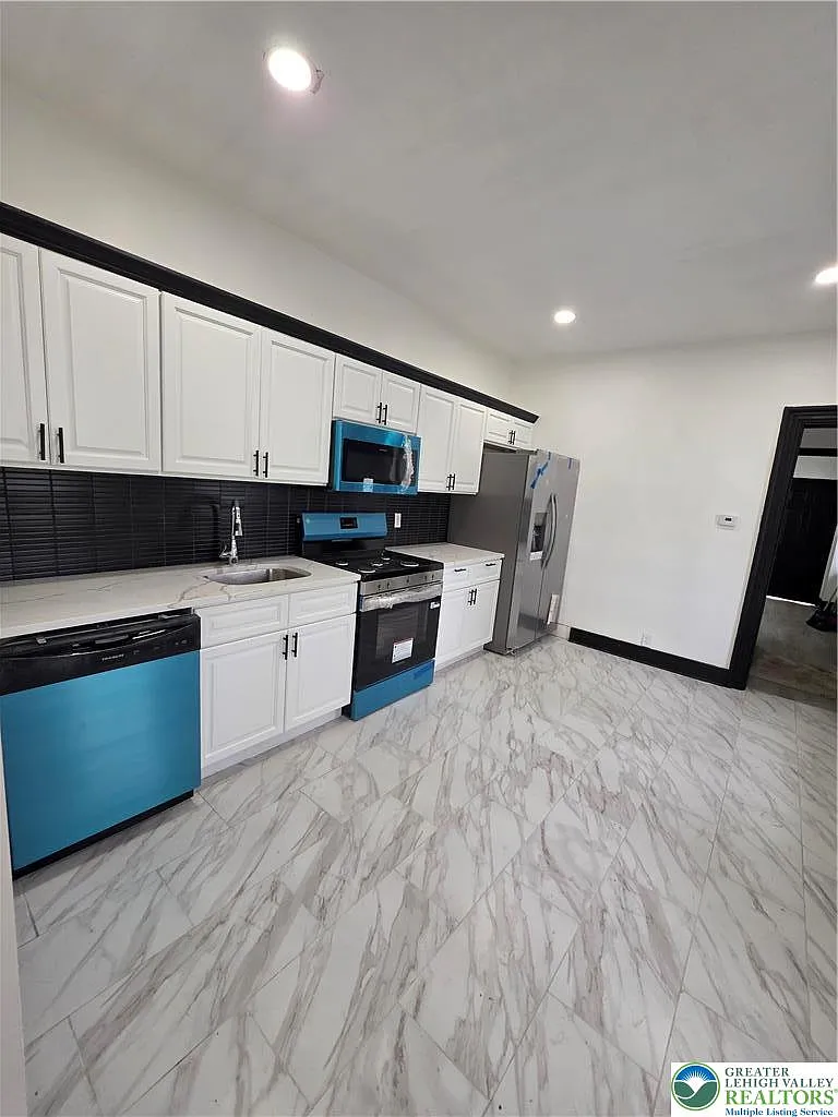 7 bed, 2.0 bath, 2474 sqft, $2,600 — Photo 4