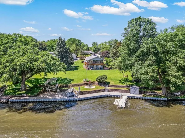 23 Holiday Dr, Somonauk, IL 60552