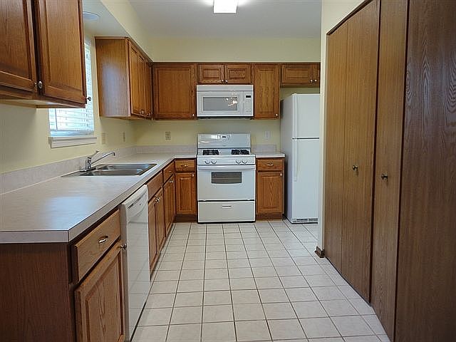 1st image of 16 Broadmoor Dr
