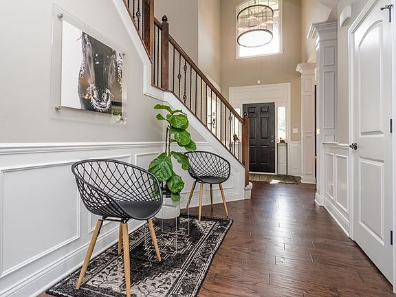 You will be amazed by the light fixtures as soon as you step into the foyer!