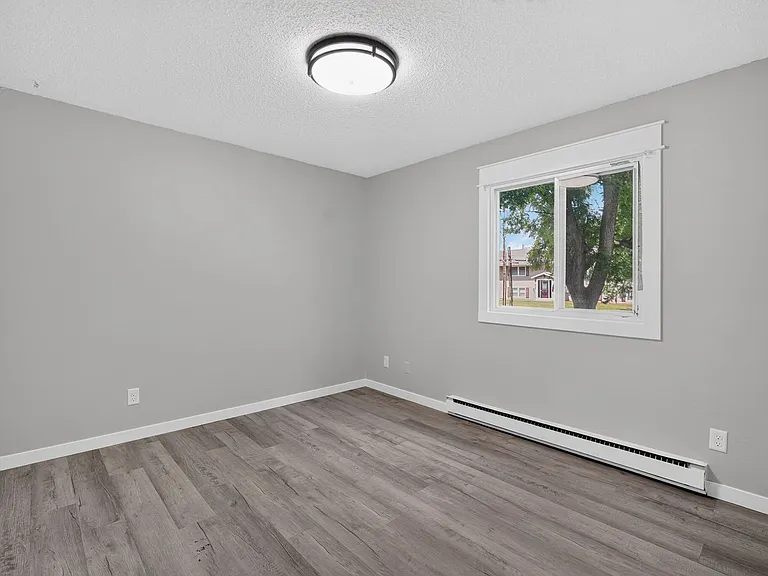 2bed 1 bath Unit in quiet Clive location — Photo 19