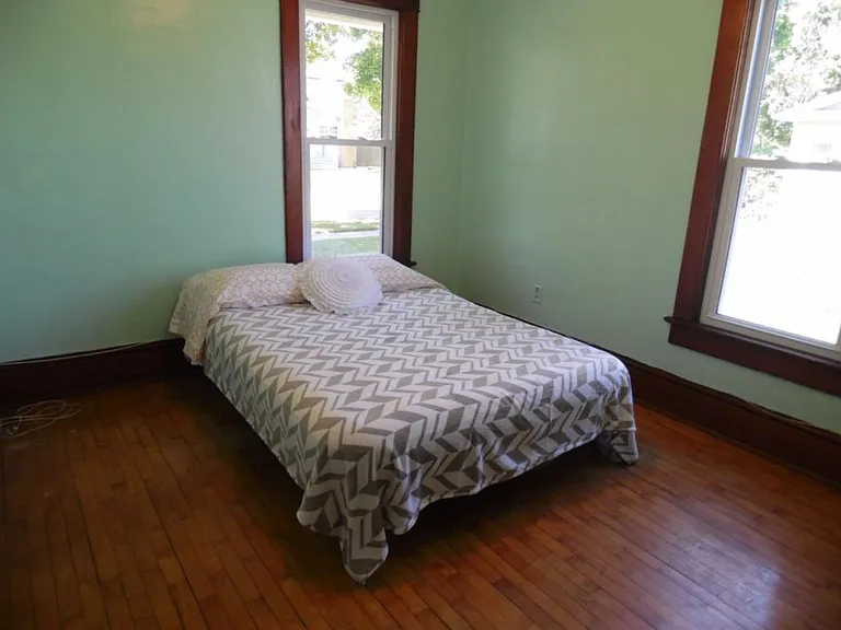 129 N John St — Photo 11
