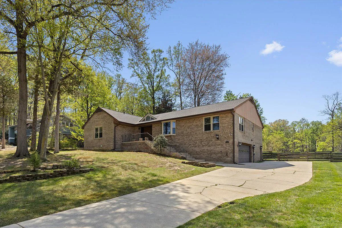 727 Gleneagles Dr photo 1