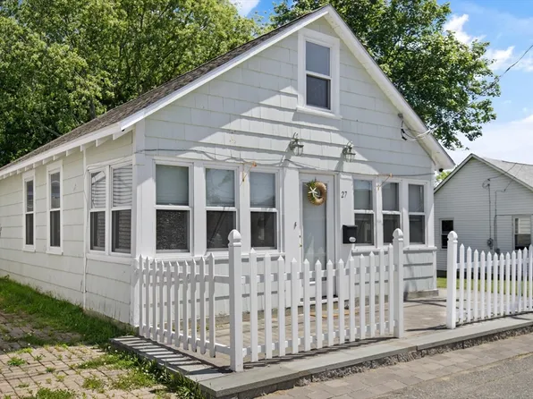 27 Hillside Ave, Swansea, MA 02777