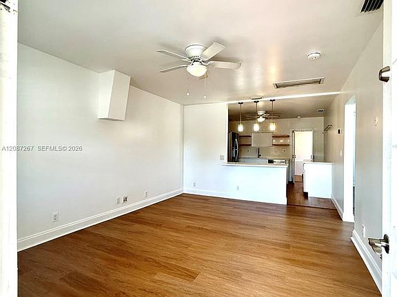 5th image of 2403 Scott St