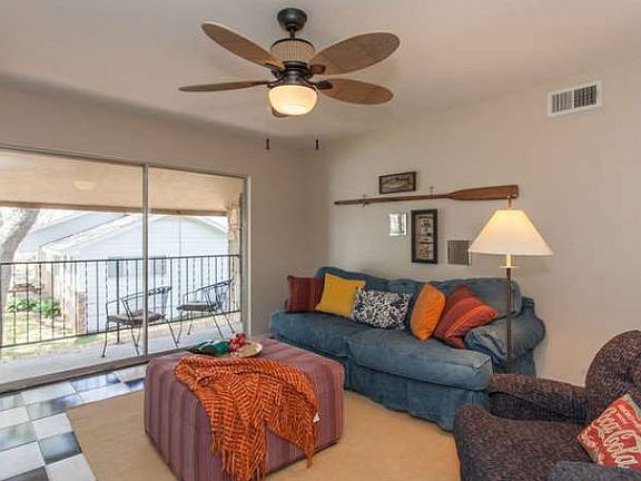 Cozy living w/lake view