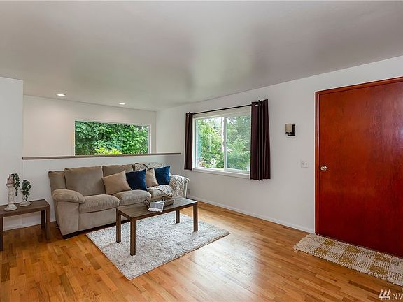 4th image of 1370 NE Vena Ave