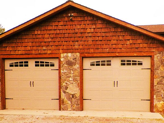 3rd image of 975 Huckleberry Road