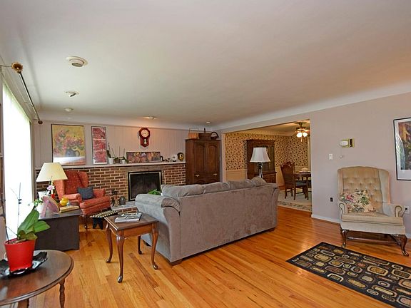 3rd image of 624 Sonny Ln