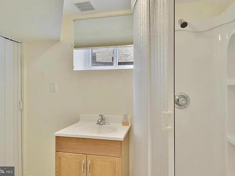 717 Hillsboro Dr — Photo 6
