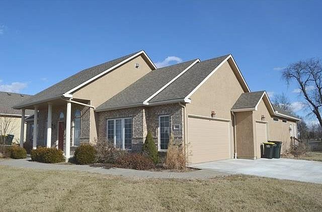 1st image of 902 Oakmont Dr