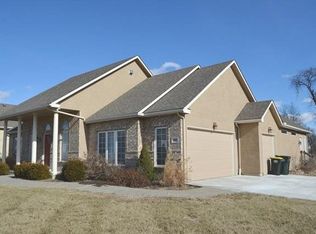 902 Oakmont Dr, Lansing, KS 66043