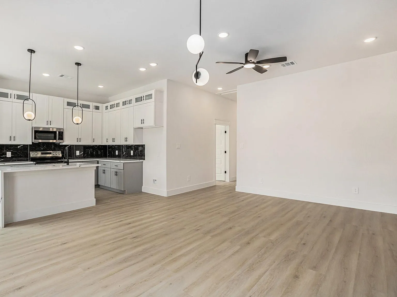 3 bed, 2.0 bath, 1279 sqft, $1,850 — Photo 3