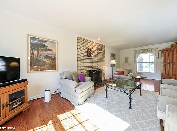 2nd image of 553 N Elm St