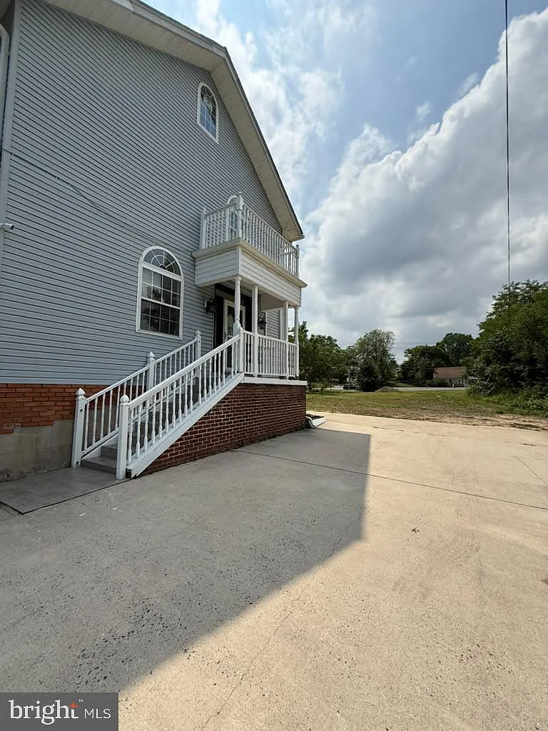 3 bed, 3.0 bath, 2800 sqft, $2,995 — Photo 2