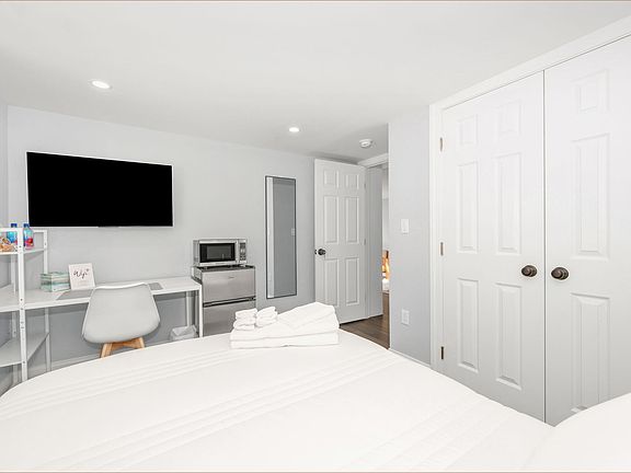 2nd image of 3421 Newton St #B