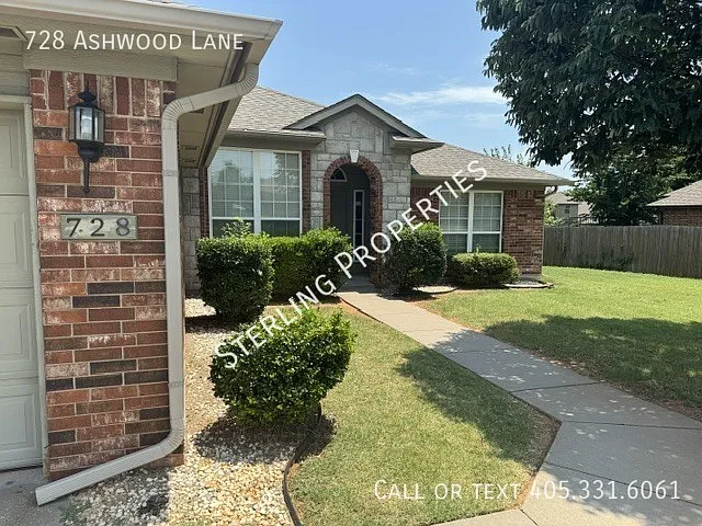 728 Ashwood Ln — Photo 2