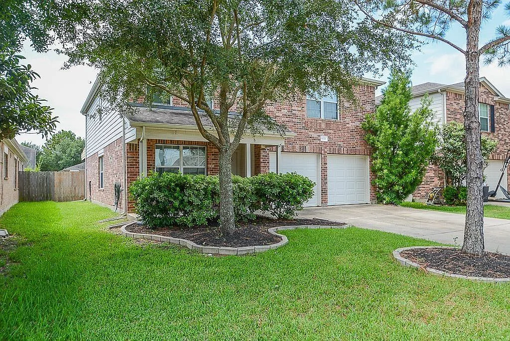 4 bed, 2.5 bath, 2432 sqft, $2,300 — Photo 2