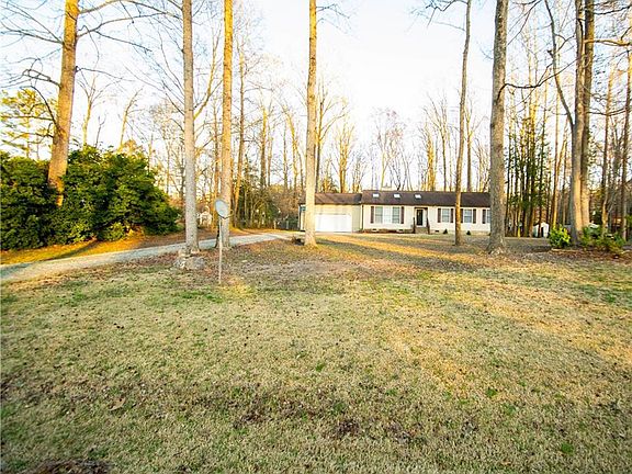 3rd image of 203 Oakwood Lane