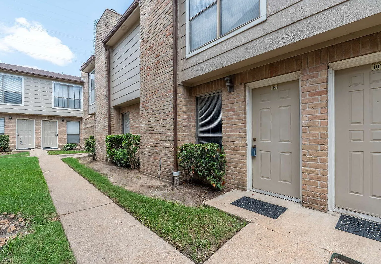 2 bed, 2.5 bath, 1200 sqft, $1,050 — Photo 1