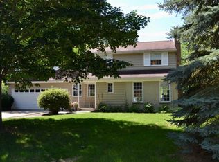747 Greenbrier Dr SE, Grand Rapids, MI 49546