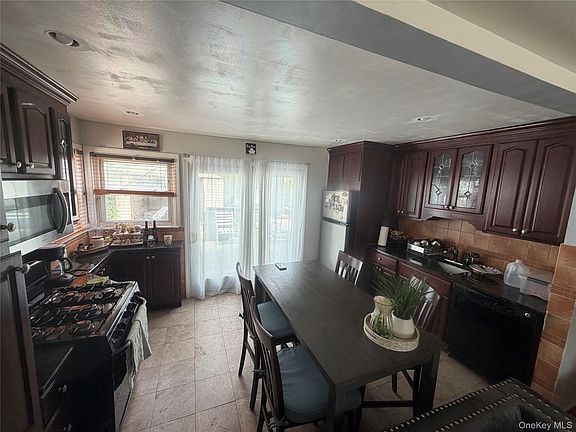 4th image of 1556 Adams Street