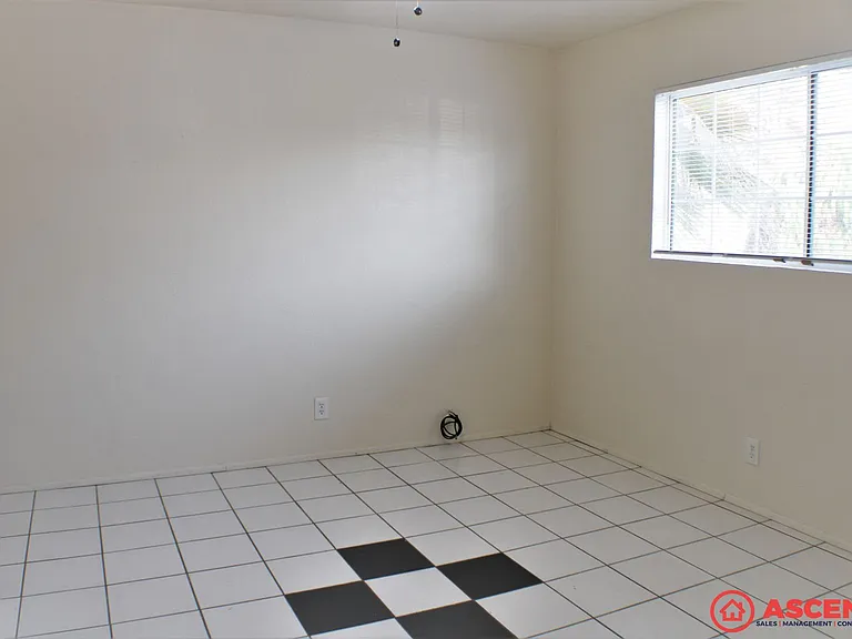 1-bedroom apartment with vintage charm! — Photo 6
