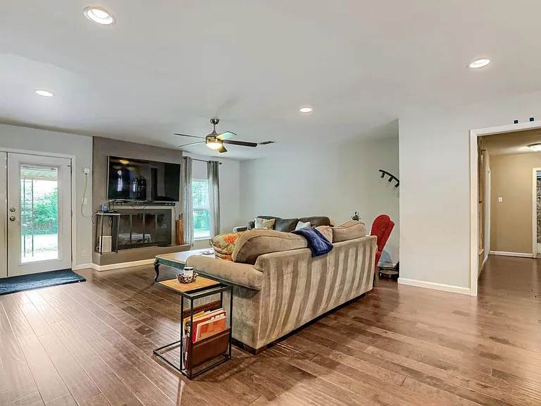 2606 Loyola Ln — Photo 2