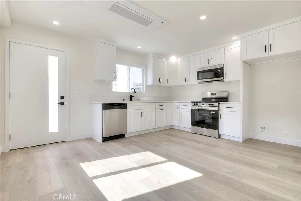 2 bed, 1.5 bath, 1000 sqft, $3,300 — Photo 4