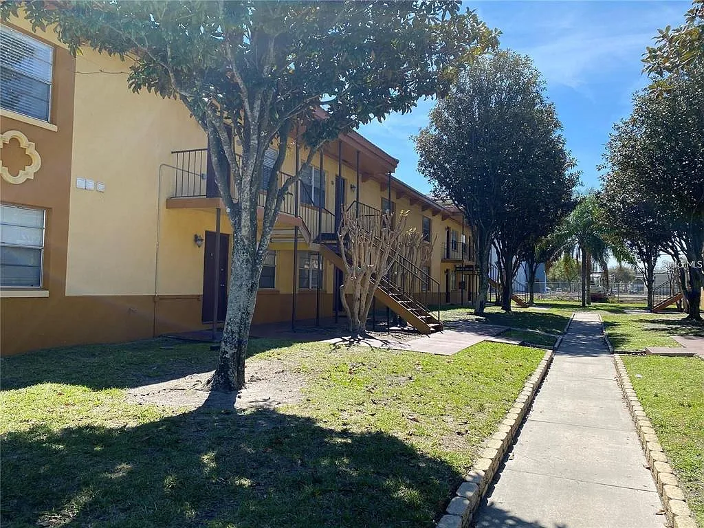 4 bed, 2.0 bath, 820 sqft, $1,800 — Photo 1