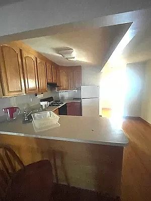 3rd image of 2324 Crescent St #1