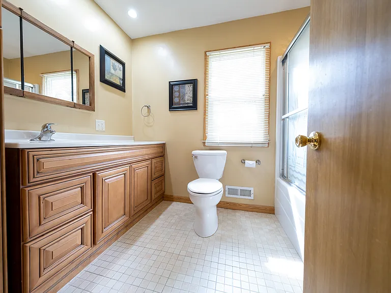1140 Evergreen Ln N — Photo 11