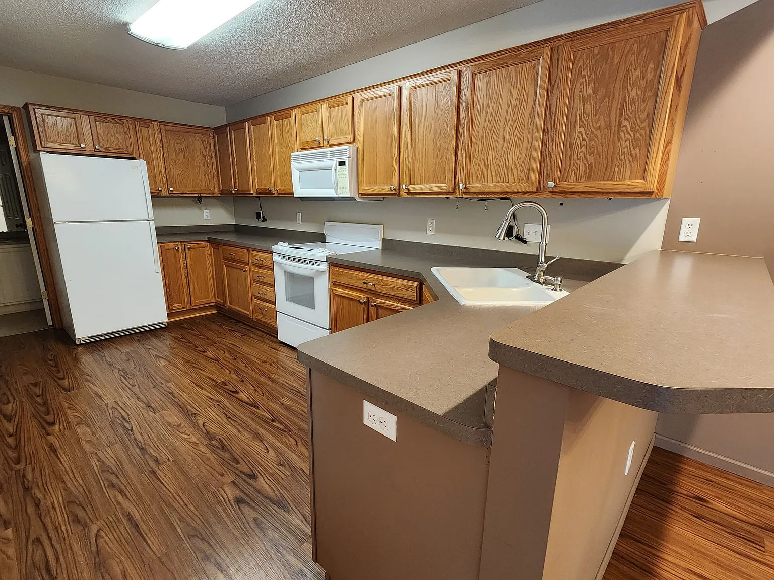 2 bed, 1.5 bath, 1370 sqft, $2,300 — Photo 3