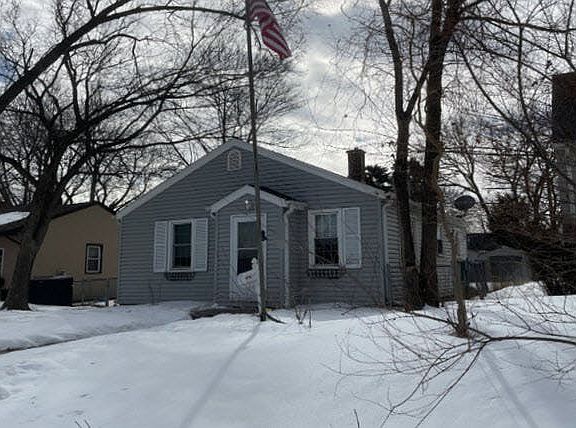3rd image of 127 Warburton St W