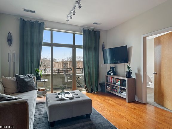 4th image of 2933 N Clybourn Ave Unit 202