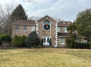 18 Neel Ct, Sayville, NY 11782