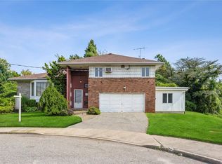 819 Raleigh Ln, Woodmere, NY 11598