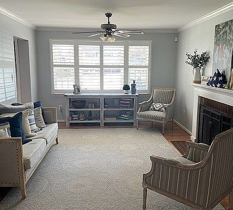 Living room w/gas fireplace