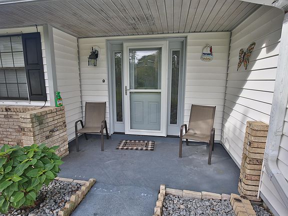3rd image of 556 N Yonge St
