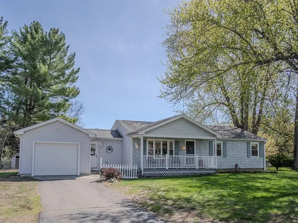 8 Applewood Ln, Holyoke, MA 01040