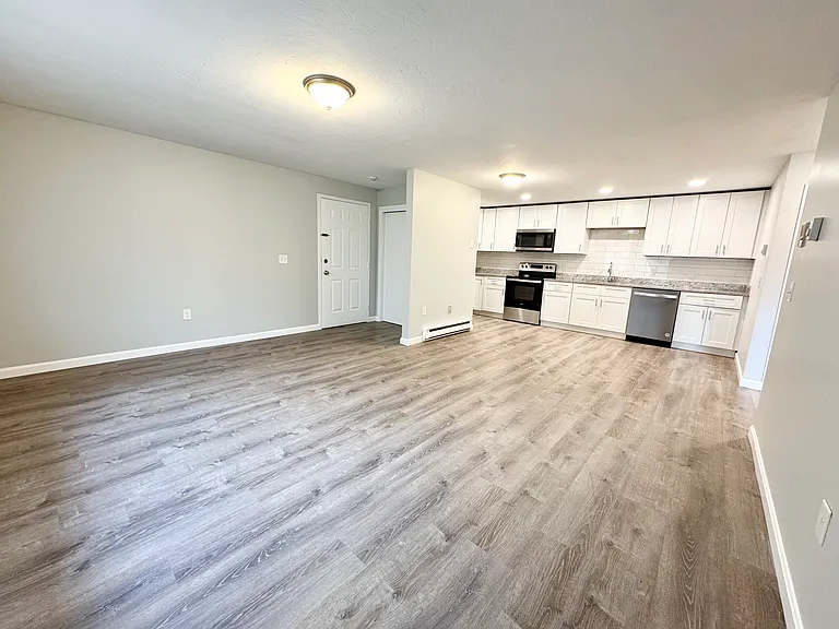 433 Sunderland Rd #E — Photo 3