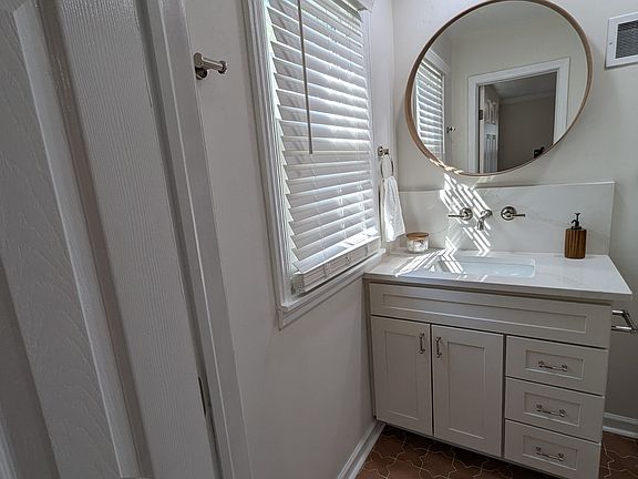 4th image of 5584 Greenwich St