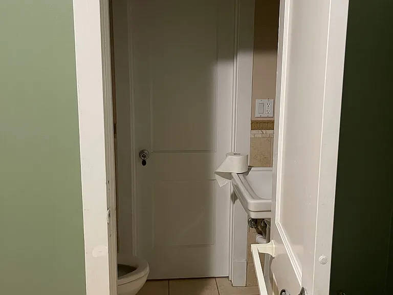 1/2 bathroom between 2nd and 3rd bedroom